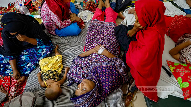 Relatives of patients at the overcrowded dengue ward in Sir Salimullah Medical College Mitford Hospital are struggling to cope with the situation while attempting to manage overnight stays. Photo: Mahmud Zaman Ovi