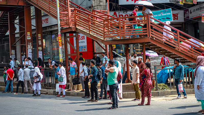 Dhaka residents wait for public transport in the relentless heat in Dhaka’s Farmgate area on Sunday, Jul 23, 2023. Photo: Tawhiduzzaman Tapu