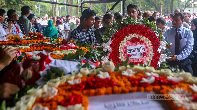 Foreign Minister AK Abdul Momen sent flowers to pay his last respects to former lawmaker and author Panna Kaiser at the Central Shaheed Minar in Dhaka on Sunday, Aug 6, 2023.  Photo: Tawhiduzzaman Tapu
