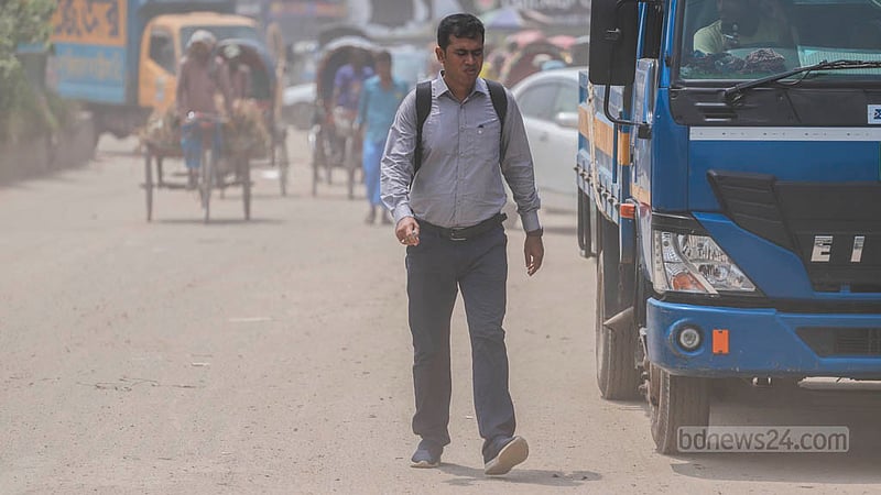 Breathing has become a challenge, particularly in the vicinity of Mohammadpur Bus Stand area, as pedestrians find themselves grappling with the airborne particles. Photo: Tawhiduzzaman Tapu