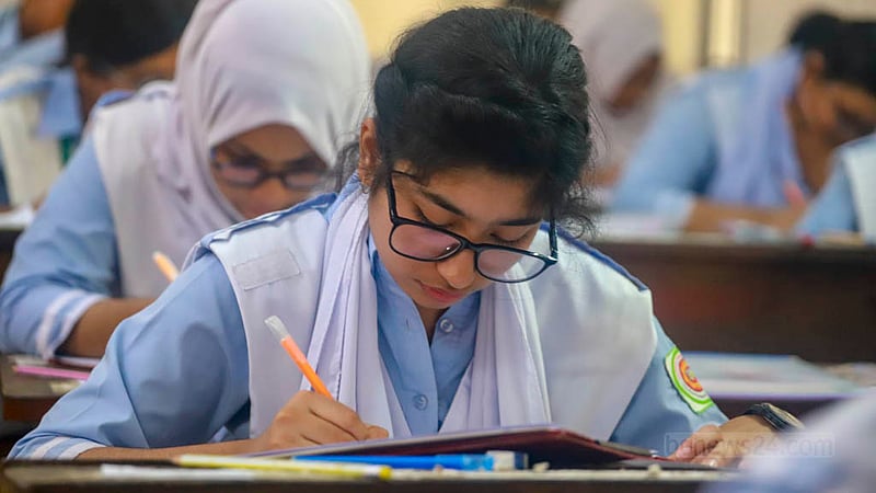 Students arrive at Tejgaon College centre in Dhaka on the first day of the HSC exams on Thursday, Aug 17, 2023. Photo: Tawhiduzzaman Tapu