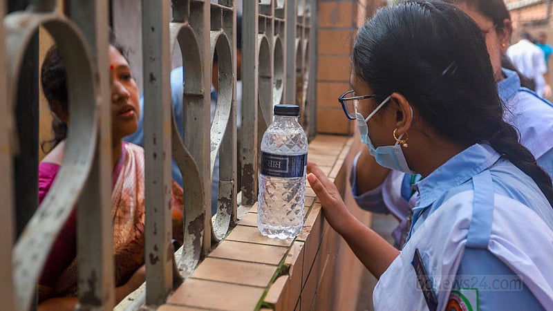 A student speaks to her parents outside the Tejgaon College centre in Dhaka on the first day of the HSC exams on Thursday, Aug 17, 2023. Photo: Tawhiduzzaman Tapu