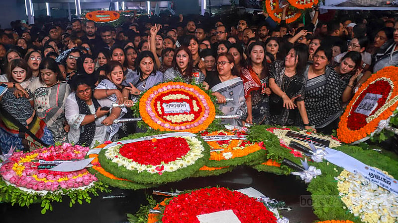 Jubo Mohila League loyalists pay tribute at the mural of Bangabandhu Sheikh Mujibur Rahman at Dhanmondi Road 32 in Dhaka to mark National Mourning Day on Tuesday, Aug 15, 2023. Photo: Tawhiduzzaman Tapu