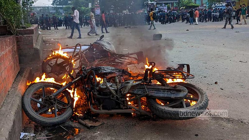 Aug 15: Activists of the Jamaat-e-Islami and its student front Islami Chhatra Shibir torch motorcycles outside Bangabandhu Sheikh Mujib Medical University after the death of war criminal Delwar Hossain Sayedee.  