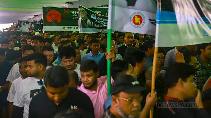 Leaders from affiliate organisations of the ruling Awami League crowd in front of the mural of Bangabandhu Sheikh Mujibur Rahman at Dhanmondi Road 32 in Dhaka to mark National Mourning Day on Tuesday, Aug 15, 2023. Photo: Tawhiduzzaman Tapu