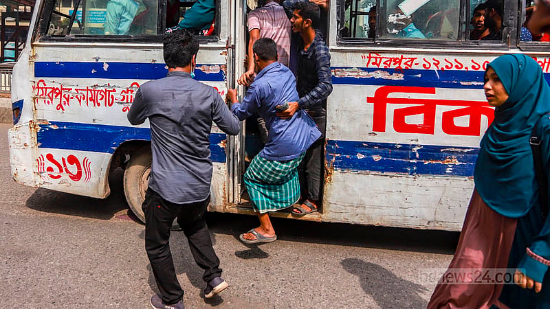 Commuters take immense risks by attempting to board a moving bus at the Shahbagh intersection in Dhaka on Saturday, Aug 26, 2023. Photo: Tawhiduzzaman Tapu