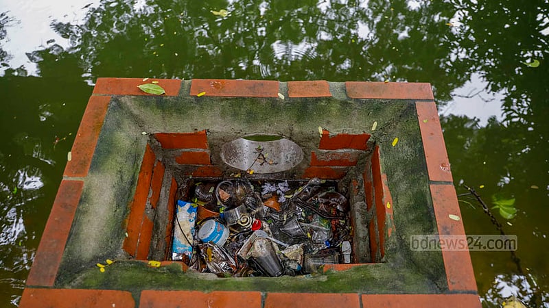 No flower plants can be seen on flower pots at Dhanmondi Lake, rather it’s filled with waste. Photo: Mahmud Zaman Ovi