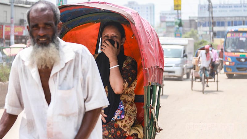 Rickshaw-pullers cover their face to shield themselves from the dust veiling the streets around Mohammadpur Bus Stand area on Wednesday, Aug 30, 2023. Photo: Tawhiduzzaman Tapu