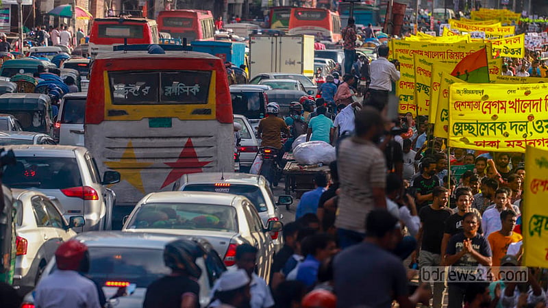 Traffic halted on one side of the street in Dhaka’s Shantinagar for a long time because of the BNP’s protest march on Saturday, Aug 19, 2023.    Photo: Tawhiduzzaman Tapu