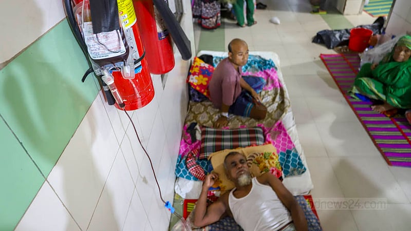 A dengue patient is receiving treatment in a corridor of Dhaka Medical College Hospital on Tuesday, Aug 1, 2023 as all the seats are filled up. Photo: Asif Mahmud Ove