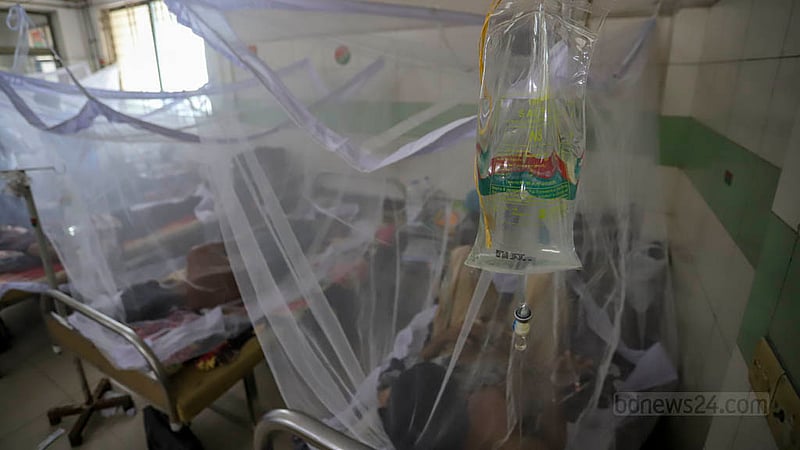 Dengue patients in Dhaka Medical College Hospital’s wards stay inside mosquito nets. But those receiving treatment in the corridors or verandas do not have the option to set up mosquito nets. Photo: Asif Mahmud Ove