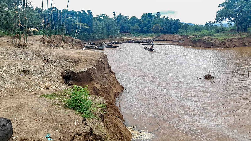 The extraction of sand and stone from the Jadukata River destroys the natural environment and causes great difficulties for the people who live on the riverbanks.