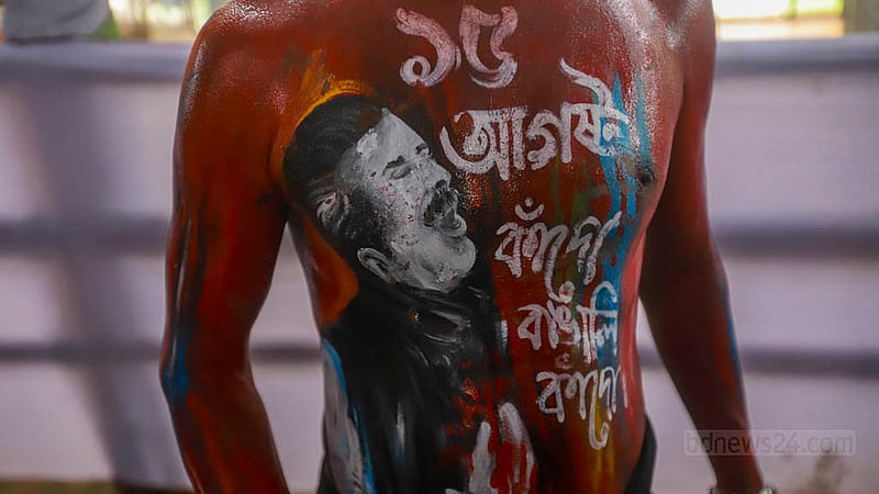Sheikh Mohammad Illias pays tribute at the mural of Bangabandhu Sheikh Mujibur Rahman at Dhanmondi 32 in Dhaka with an image of the Father of the Nation painted on his body. Photo: Tawhiduzzaman Tapu