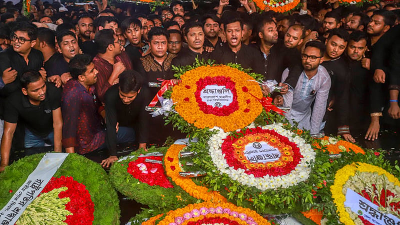 Leaders and activists of the Chhatra League's Dhaka University unit pay tribute to the mural of Bangabandhu Sheikh Mujibur Rahman at Dhanmondi Road 32 in Dhaka on Tuesday, Aug 15, 2023. Photo: Tawhiduzzaman Tapu