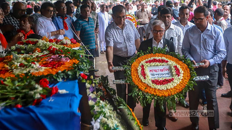 Dhaka University Vice-Chancellor Md Akhtaruzzaman pays his last respects to former lawmaker and author Panna Kaiser at the Central Shaheed Minar in Dhaka on Sunday, Aug 6, 2023.  Photo: Tawhiduzzaman Tapu