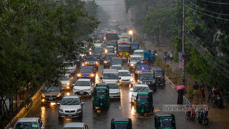 Drivers turn on headlights in Dhaka’s Tejgaon as heavy rain reduces visibility on Thursday, Aug 10, 2023.  Photo: Mahmud Zaman Ovi