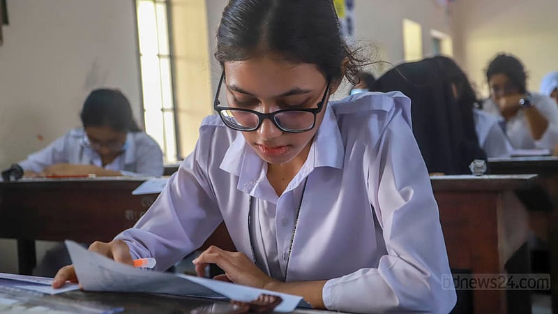 Students arrive at Tejgaon College centre in Dhaka on the first day of the HSC exams on Thursday, Aug 17, 2023. Photo: Tawhiduzzaman Tapu