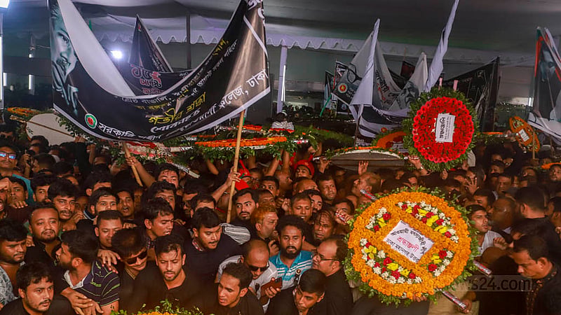 A massive crowd swarms near the mural of Bangabandhu Sheikh Mujibur Rahman at Dhanmondi 32 in Dhaka to mark National Mourning Day on Tuesday, Aug 15, 2023. Photo: Tawhiduzzaman Tapu