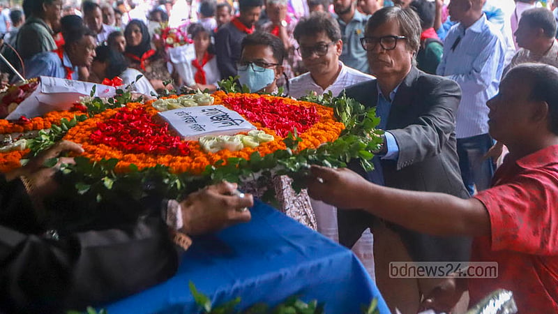 People placed flowers on the coffin of Panna Kaiser to pay their last respects to the former lawmaker and author at the Central Shaheed Minar in Dhaka on Sunday, Aug 6, 2023.  Photo: Tawhiduzzaman Tapu