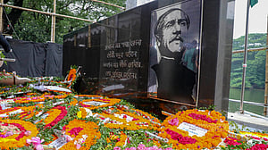 Crowds flock to Dhanmondi Rd 32 on Aug 15