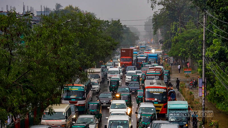 When it rains in Dhaka, traffic congestion worsens. Rain led to a severe traffic jam in the Tejgaon area on Thursday, Aug 10, 2023. Photo: Mahmud Zaman Ovi