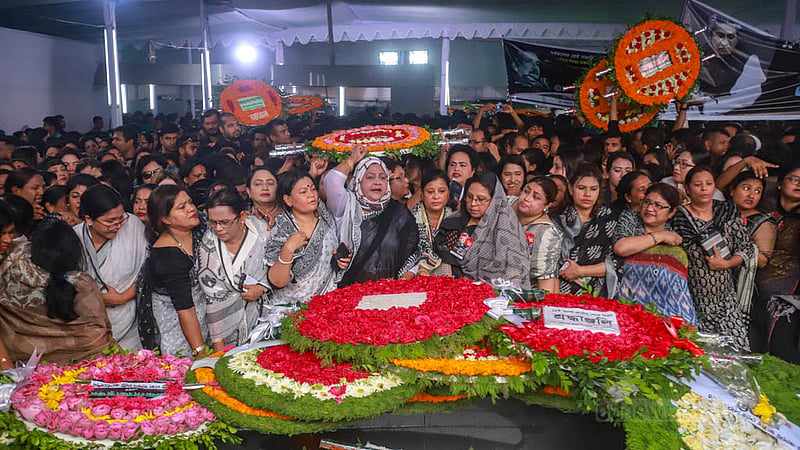Leaders and activists of the Mohila Awami League, the women's front of Bangladesh Awami League, pay tribute at the mural of Bangabandhu Sheikh Mujibur Rahman at Dhanmondi Road 32 in Dhaka on Tuesday, Aug 15, 2023. Photo: Tawhiduzzaman Tapu