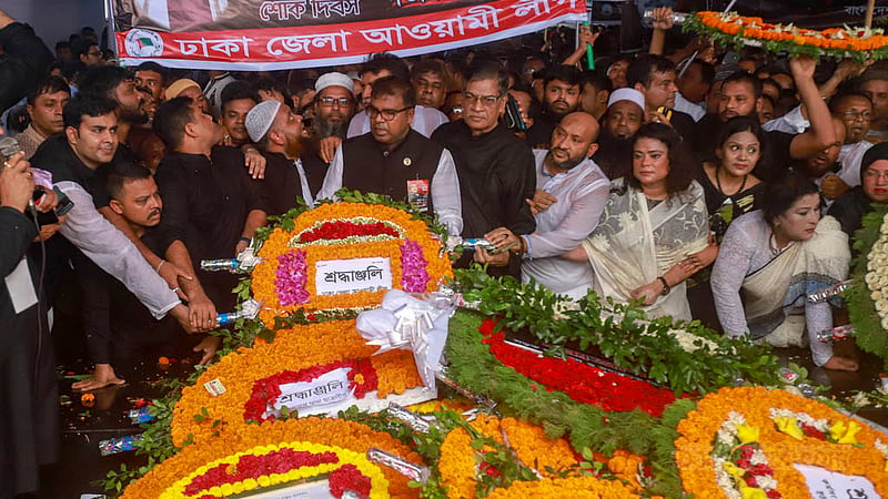 Leaders from affiliate organisations of the ruling Awami League pay tribute at the mural of Bangabandhu Sheikh Mujibur Rahman at Dhanmondi Road 32 in Dhaka on Tuesday, Aug 15, 2023. Photo: Tawhiduzzaman Tapu