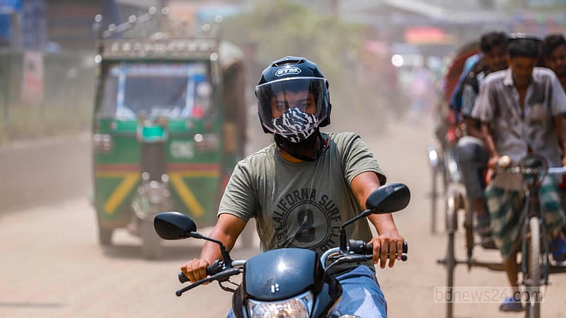 Many people use masks as precautionary measures against dust engulfing Mohammadpur Bus Stand area. Photo: Tawhiduzzaman Tapu