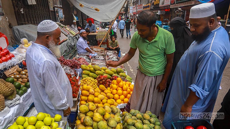 Customers check postseason mangoes in Dhaka’s Paltan.  Photo: Tawhiduzzaman Tapu
