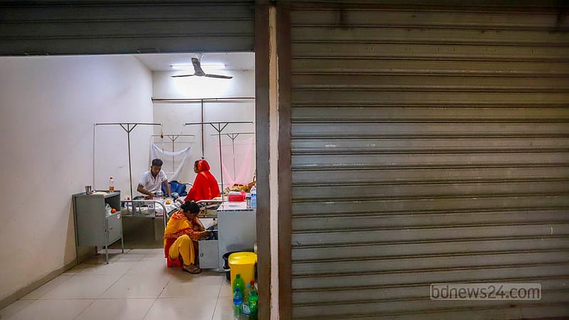 With the number of dengue patients at DNCC Hospital lower than it can accommodate, many beds remain empty in the facility. Photo: Tawhiduzzaman Tapu