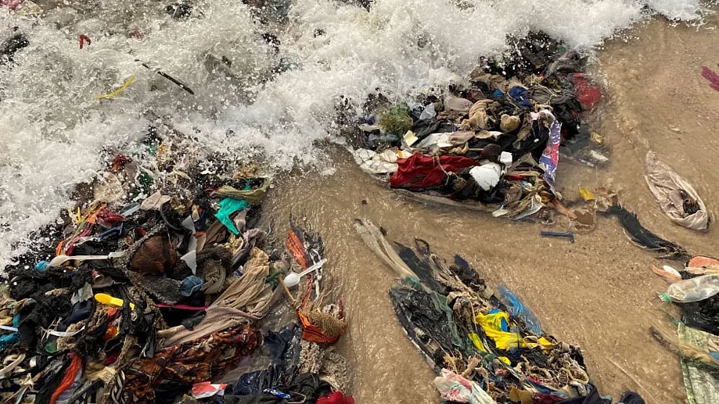 Rags not riches: Ghana drowns in Western castoffs