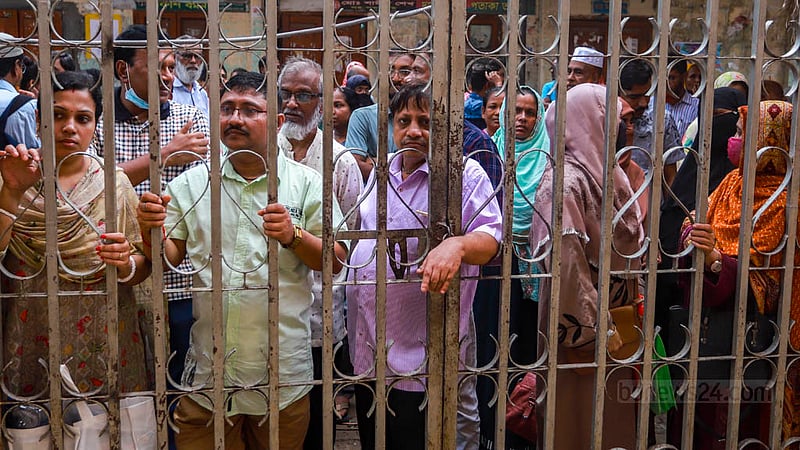 Parents wait outside the Tejgaon College centre in Dhaka on the first day of the HSC exams on Thursday, Aug 17, 2023. Photo: Tawhiduzzaman Tapu