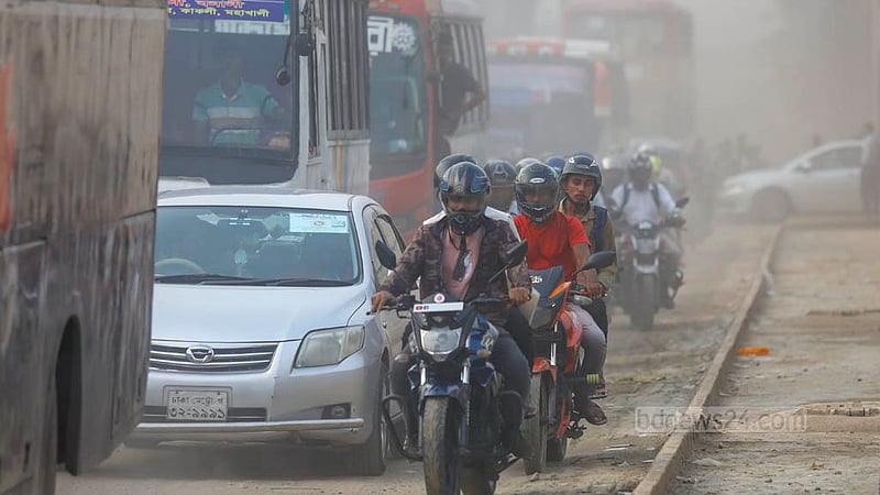Whenever a vehicle passes by, the air becomes so much filled with dust that it is difficult to see clearly the road from Banani footbridge to Kakoli signal . Photo: Mahmud Zaman Ovi