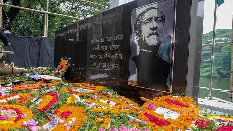 The mural of Bangabandhu Sheikh Mujibur Rahman at Dhanmondi Road 32 in Dhaka is covered with flowers to mark National Mourning Day on Tuesday, Aug 15, 2023.