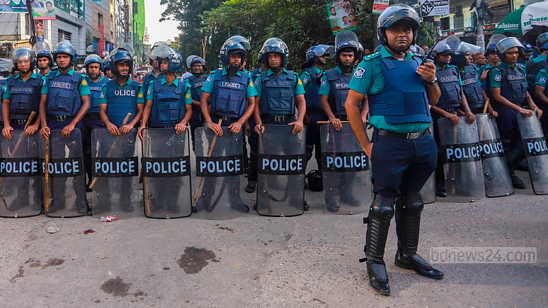 Police officers stand guard at Naya Paltan in Dhaka before the BNP’s demonstration on Saturday, Aug 19, 2023. Photo: Tawhiduzzaman Tapu
