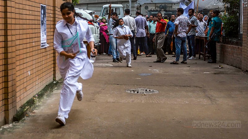 The education ministry instructed students to enter exam halls 30 minutes before the start of the tests. Many students were seen rushing to the Tejgaon College centre in Dhaka on the first day of the HSC exams on Thursday, Aug 17, 2023. Photo: Tawhiduzzaman Tapu