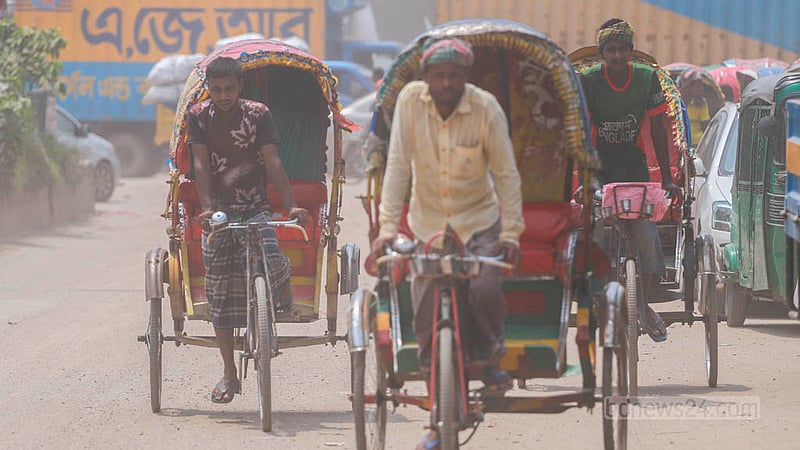 Some rickshaw-pullers use no protection against the dust and breathe it in, damaging their lungs around the Mohammadpur Bus Stand area. Photo: Tawhiduzzaman Tapu