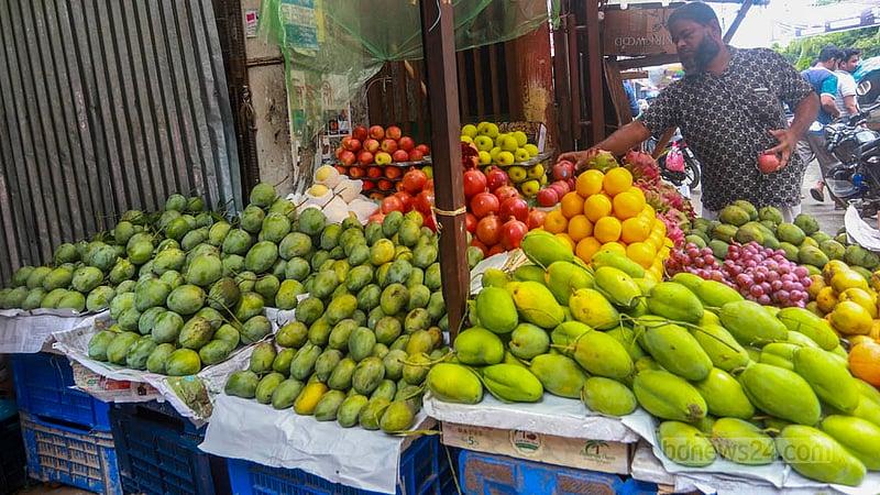 Traders sell mangoes in Dhaka’s Paltan even after the end of the season.  Photo: Tawhiduzzaman Tapu