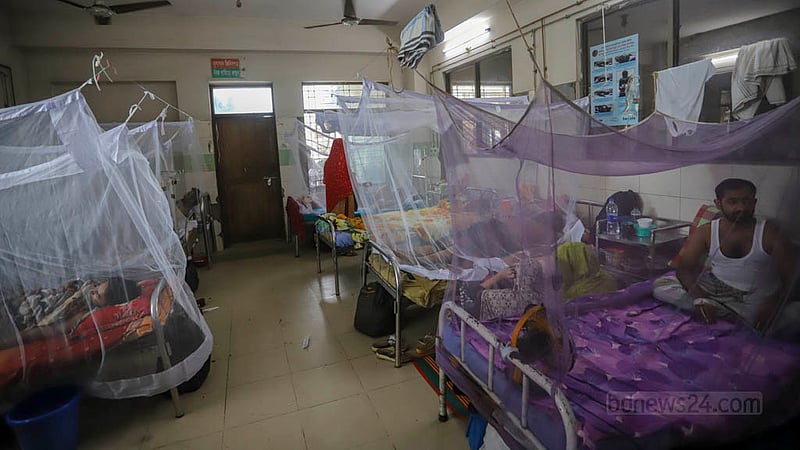 Dengue patients in Dhaka Medical College Hospital’s wards stay inside mosquito nets. But those receiving treatment in the corridors or verandas do not have the option to set up mosquito nets. Photo: Asif Mahmud Ove