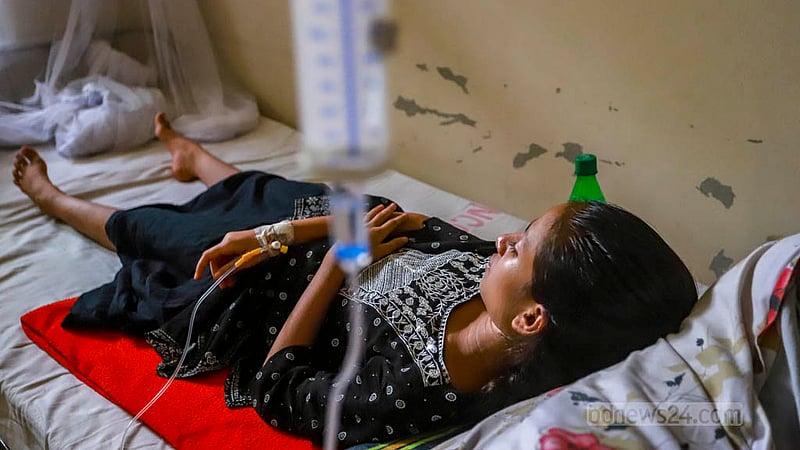 Nusrat, a dengue patient from Dhaka’s Badda identified with a single name, was in intensive care of DNCC Hospital for four days before being moved to the general dengue ward on Sunday, Aug 27, 2023. Photo: Tawhiduzzaman Tapu