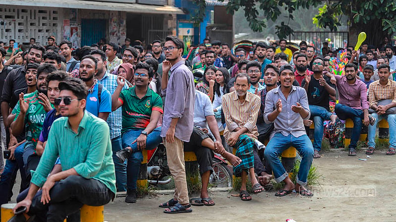 People from different walks of life crowded Dhaka University's TSC to watch Bangladesh play against England on Tuesday, Oct 10, 2023. Photo: Tawhiduzzaman Tapu