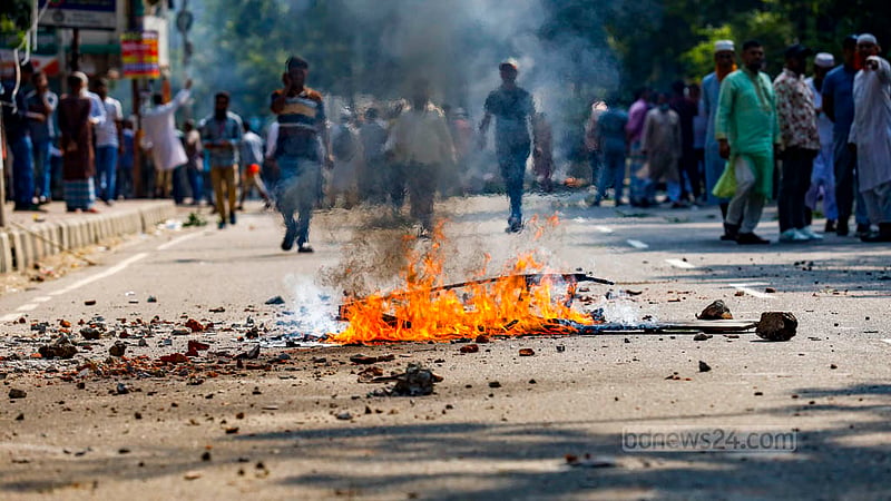 BNP activists clash with police in front of the chief justice’s house in Kakrail during the party’s Naya Paltan rally in Dhaka on Saturday, Oct 28, 2023.