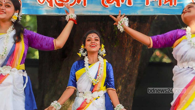 Dancers perform at the Autumn Festival at Bokul Tola at Dhaka University’s Faculty of Fine Arts on Friday, Oct 13, 2023.