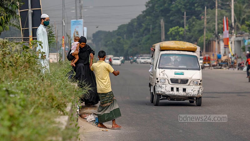 With no zebra crossing in front of NITOR, some people walk a long way to safely cross the road, while others find ways to climb over the road divider, risking their lives in the process. Photo: Mahmud Zaman Ovi
