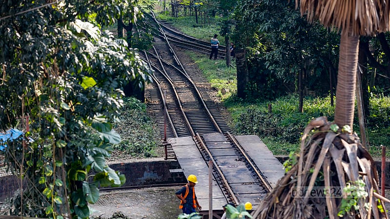 The railway line leads train engines to the turntable and rotates them back onto the line. Photo: Mahmud Zaman Ovi