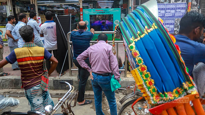 Rickshaw-pullers park their vehicles in front of a TV shop in Dhanmondi to watch the ODI World Cup game between Bangladesh and England on Tuesday, Oct 10, 2023., Oct 10, 2023. Photo: Tawhiduzzaman Tapu