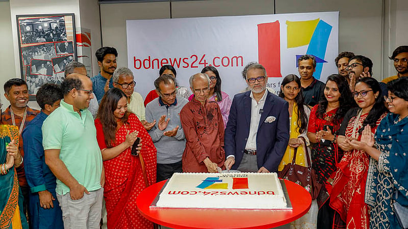 Editor-in-Chief Toufique Imrose Khalidi cuts a cake with his colleagues on the 17th anniversary of bdnews24.com on Monday, Oct 23, 2023.
