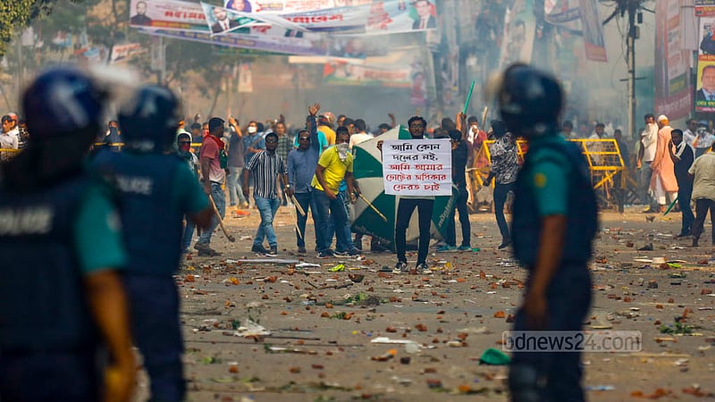 Police move towards Nightingale intersection from Kakrail after violence marred BNP’s rally in Naya Paltan on Saturday, Oct 28, 2023.