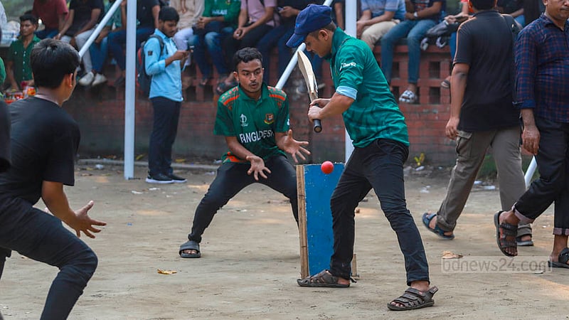 Students play cricket themselves at Dhaka University's TSC during the innings break of the match between Bangladesh and England on Tuesday, Oct 10, 2023. Photo: Tawhiduzzaman Tapu