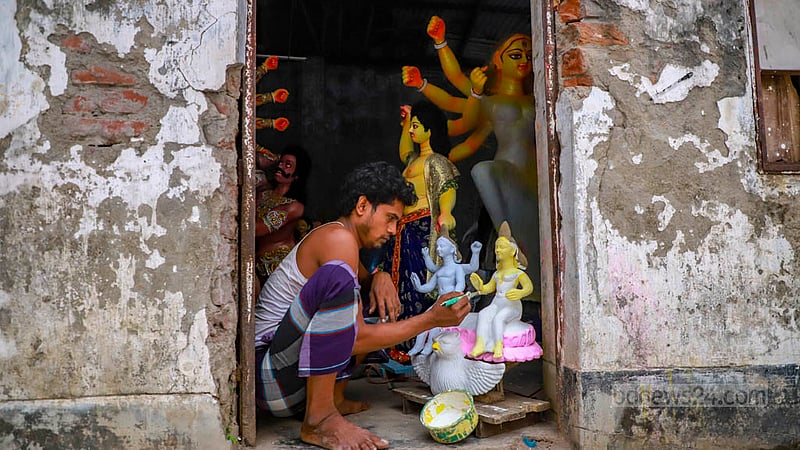 An artisan finalises the creation of idols for Lakshmi Puja, which will be held a few days after Durga Puja. 
Photo: Twhiduzzaman Tapu